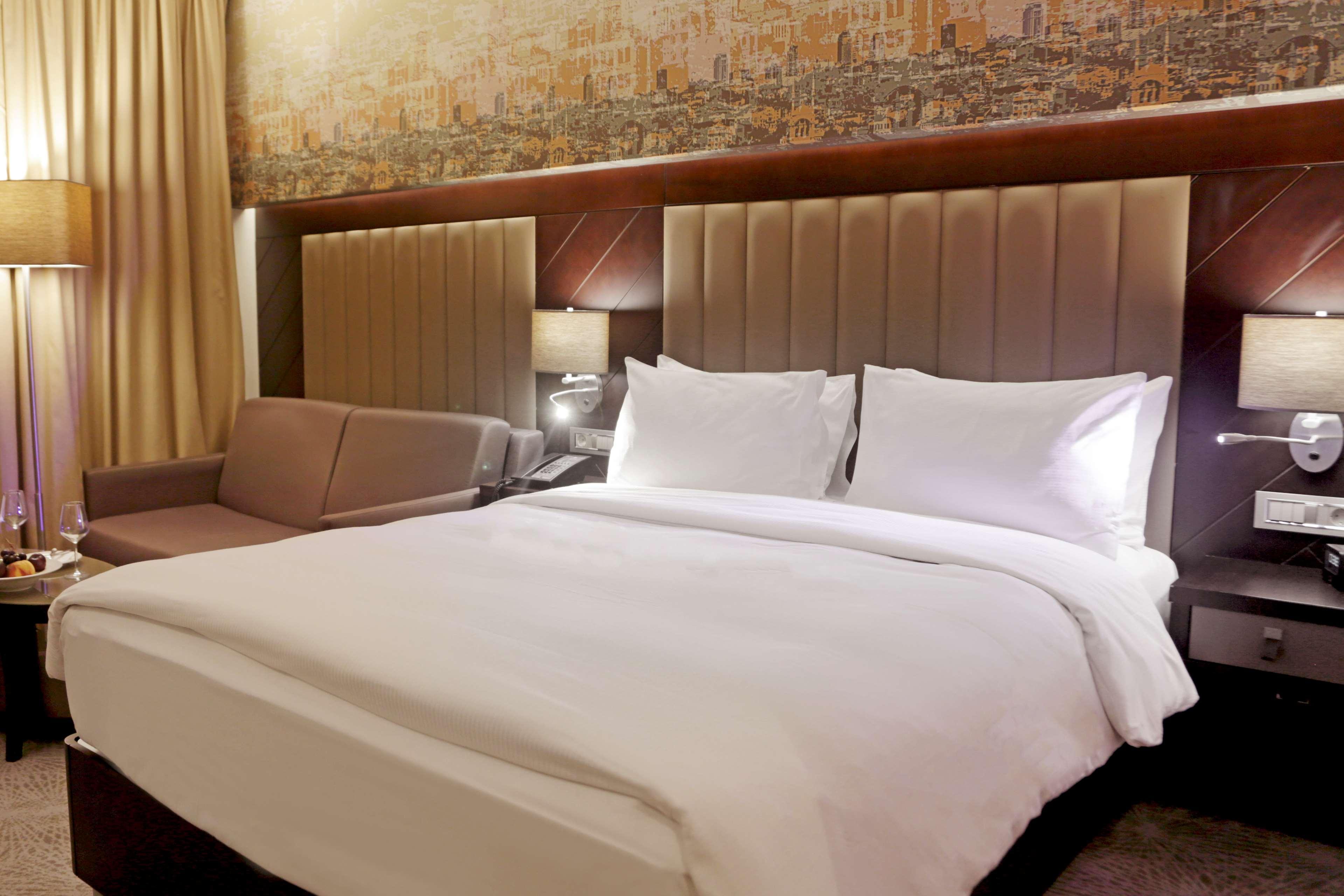 Doubletree By Hilton Istanbul Umraniye Hotel Екстериор снимка A bed