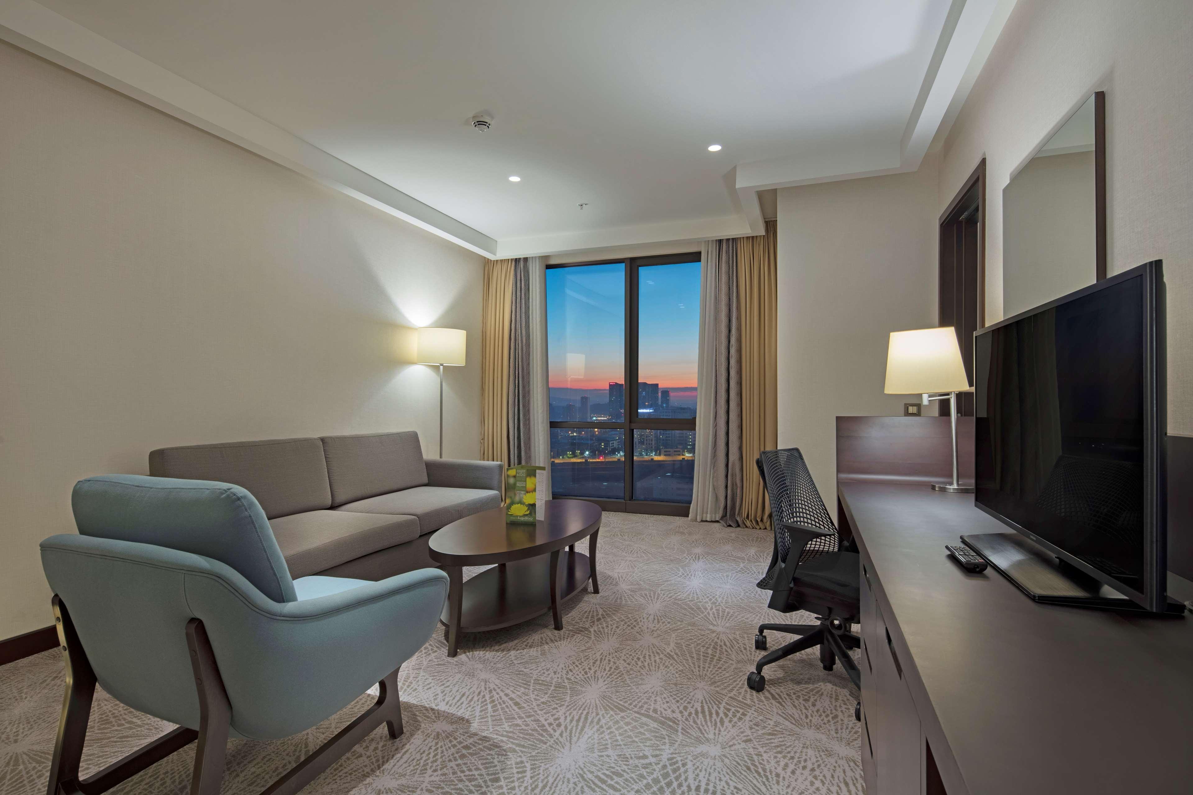 Doubletree By Hilton Istanbul Umraniye Hotel Екстериор снимка Suite