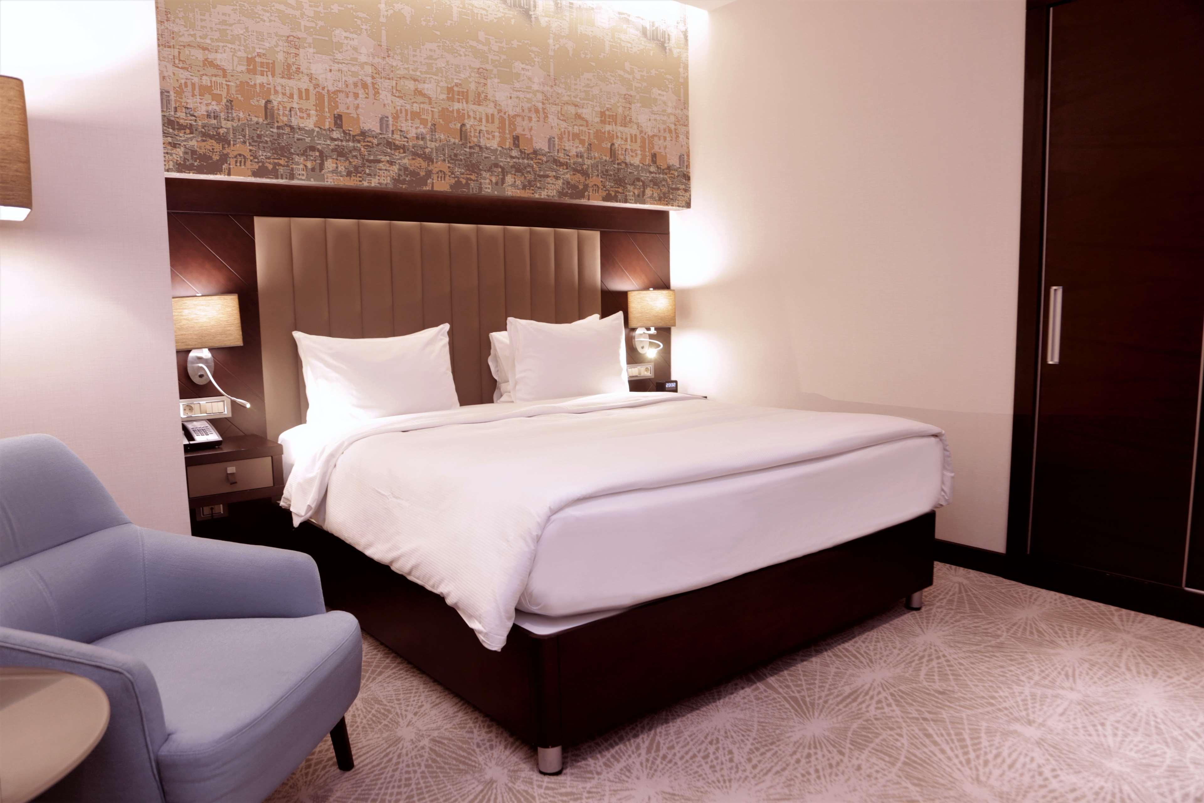 Doubletree By Hilton Istanbul Umraniye Hotel Екстериор снимка A bedroom at the hotel