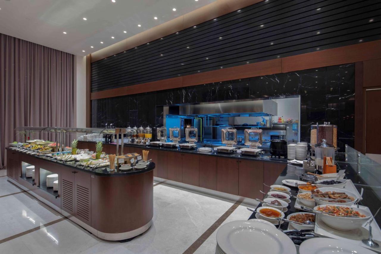 Doubletree By Hilton Istanbul Umraniye Hotel Екстериор снимка The buffet at the lounge