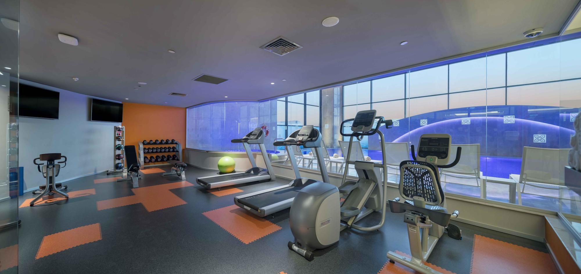 Doubletree By Hilton Istanbul Umraniye Hotel Екстериор снимка A gym at a hotel
